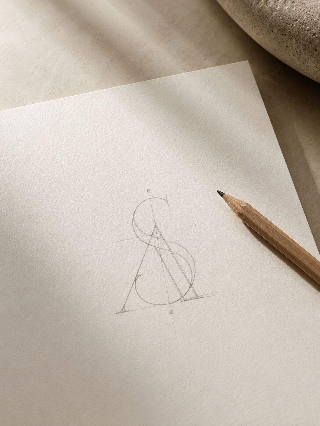 Traço escolhido do símbolo, refinado a lápis com eixos de proporção